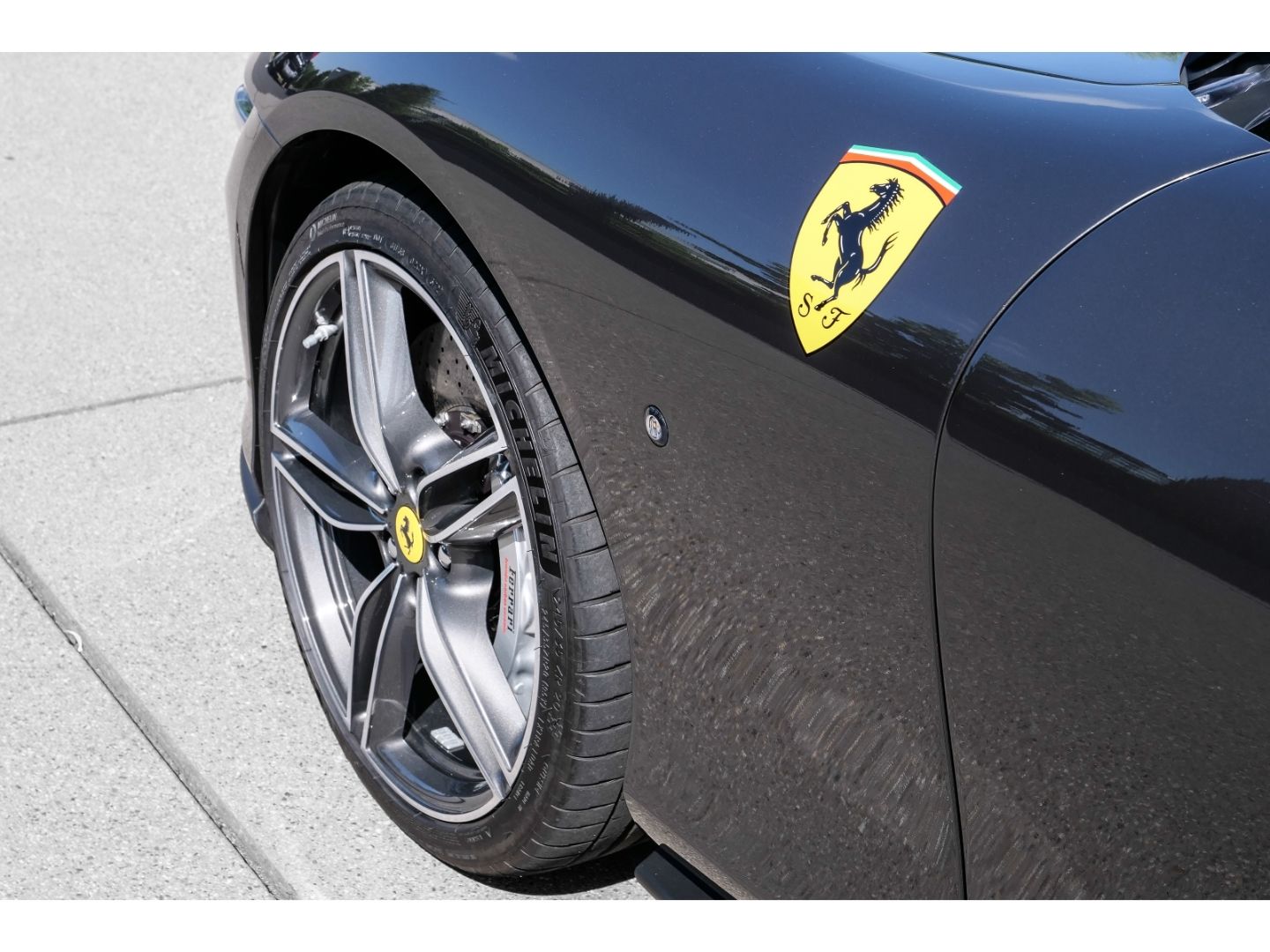 Ferrari Roma *MagneRide*CarPlay*Daytona-Design*Passenger foto 11