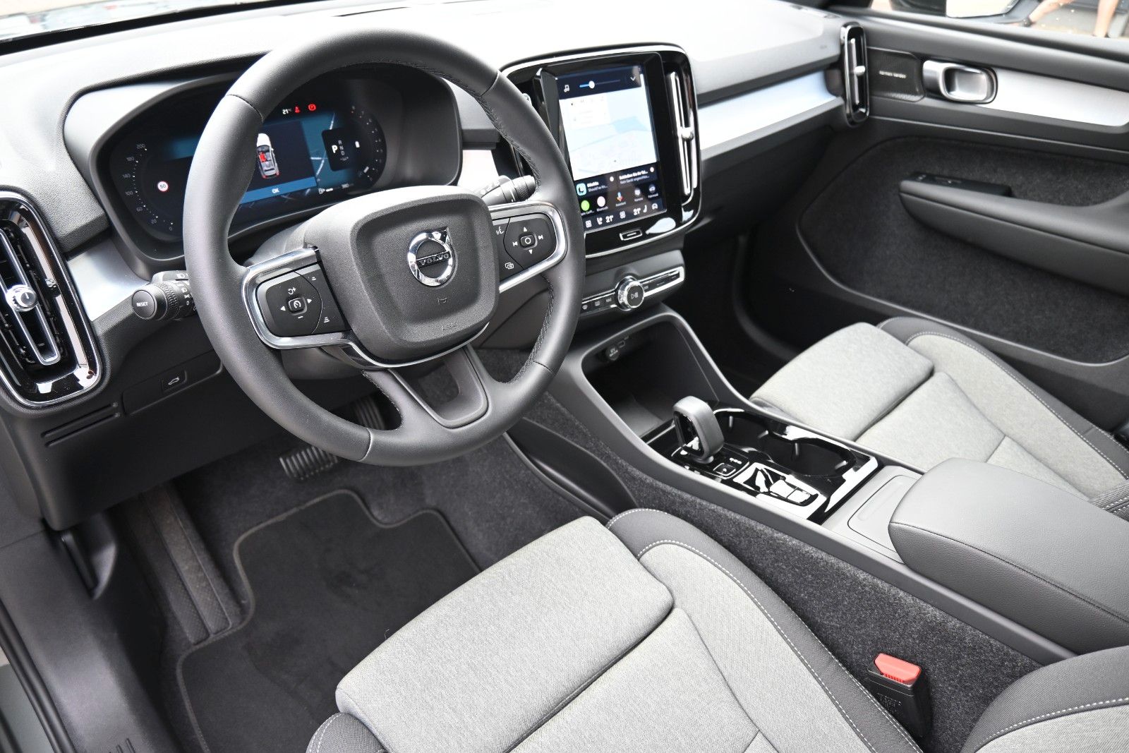 Fahrzeugabbildung Volvo XC40 B3 DKG Plus Dark*STDHZG*360°*H&K*ACC