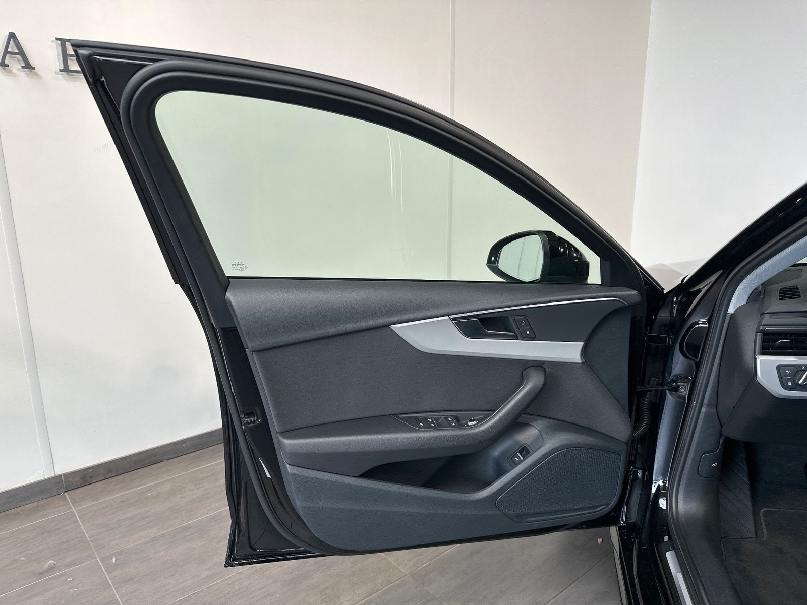 Fahrzeugabbildung Audi A4 Avant 45 TFSI Quattro Advanced Black NAV+LED