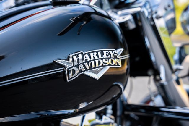 Fahrzeugabbildung Harley-Davidson FLHRC ROAD KING CLASSIC - CUSTOM PIPES