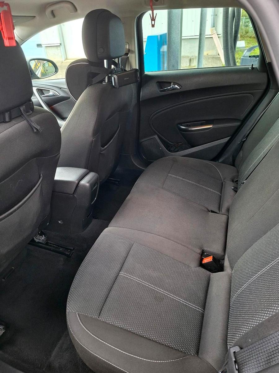 Opel Astra 2011 — photo 8