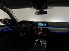 BMW 520 d M Sport Line / 2.HD / NUR 87.tKM /PANORAMA BMW 520 d M Sport Line / 2.HD / NUR 87.tKM /PANORAMA