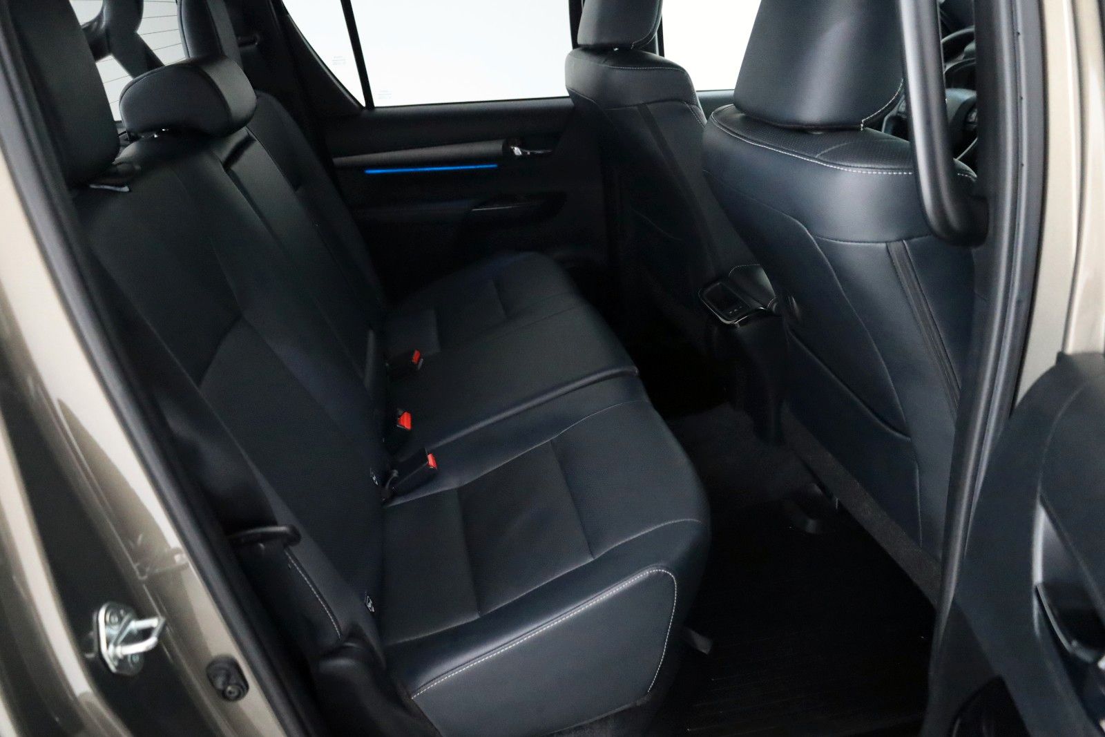Fahrzeugabbildung Toyota Hilux 2.8 D-4D Invincible,Rollbügel, Rollo , AHK