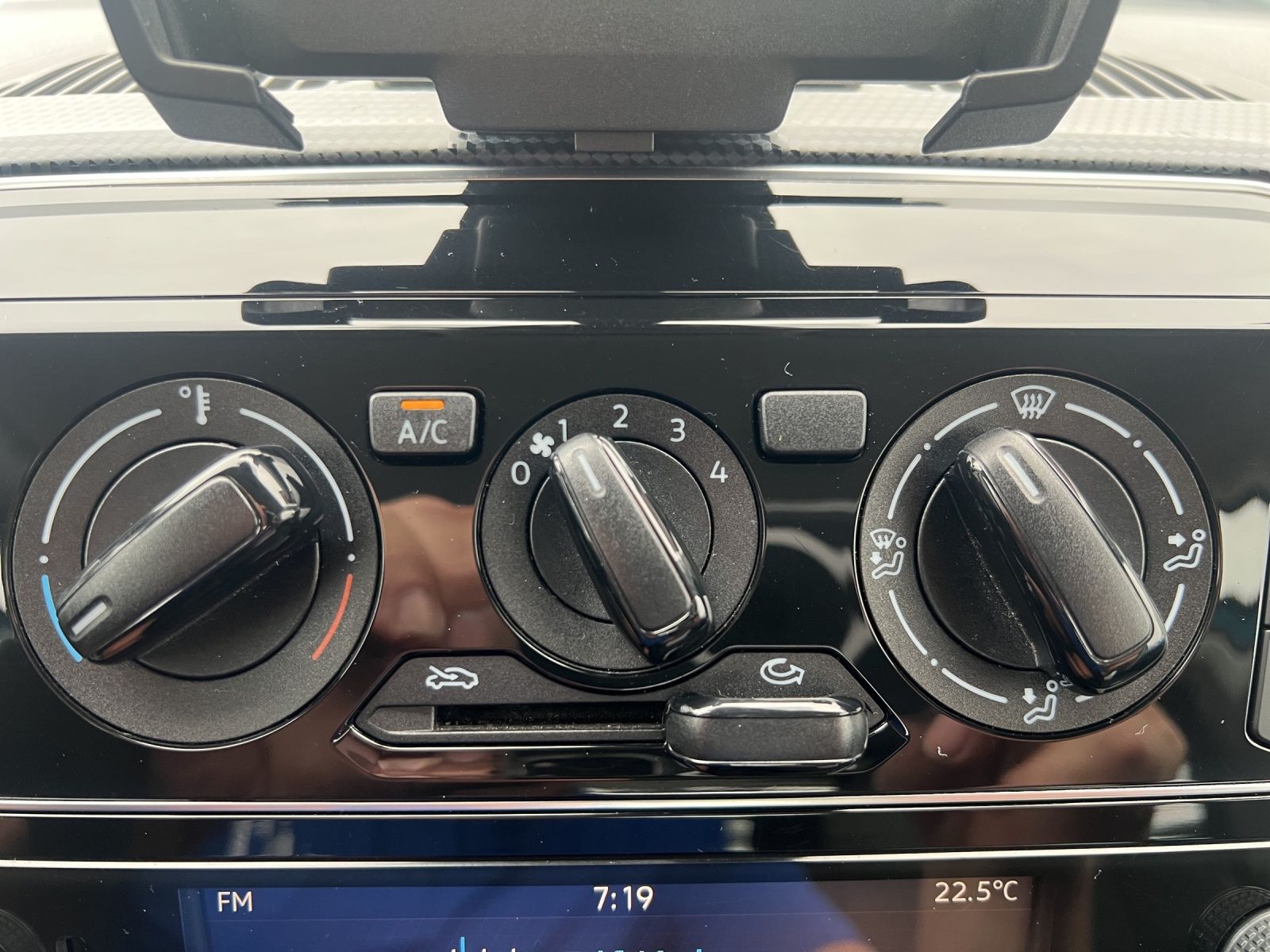 Fahrzeugabbildung Volkswagen up! 1.0 Klima Allwetter LED-TFL Radio