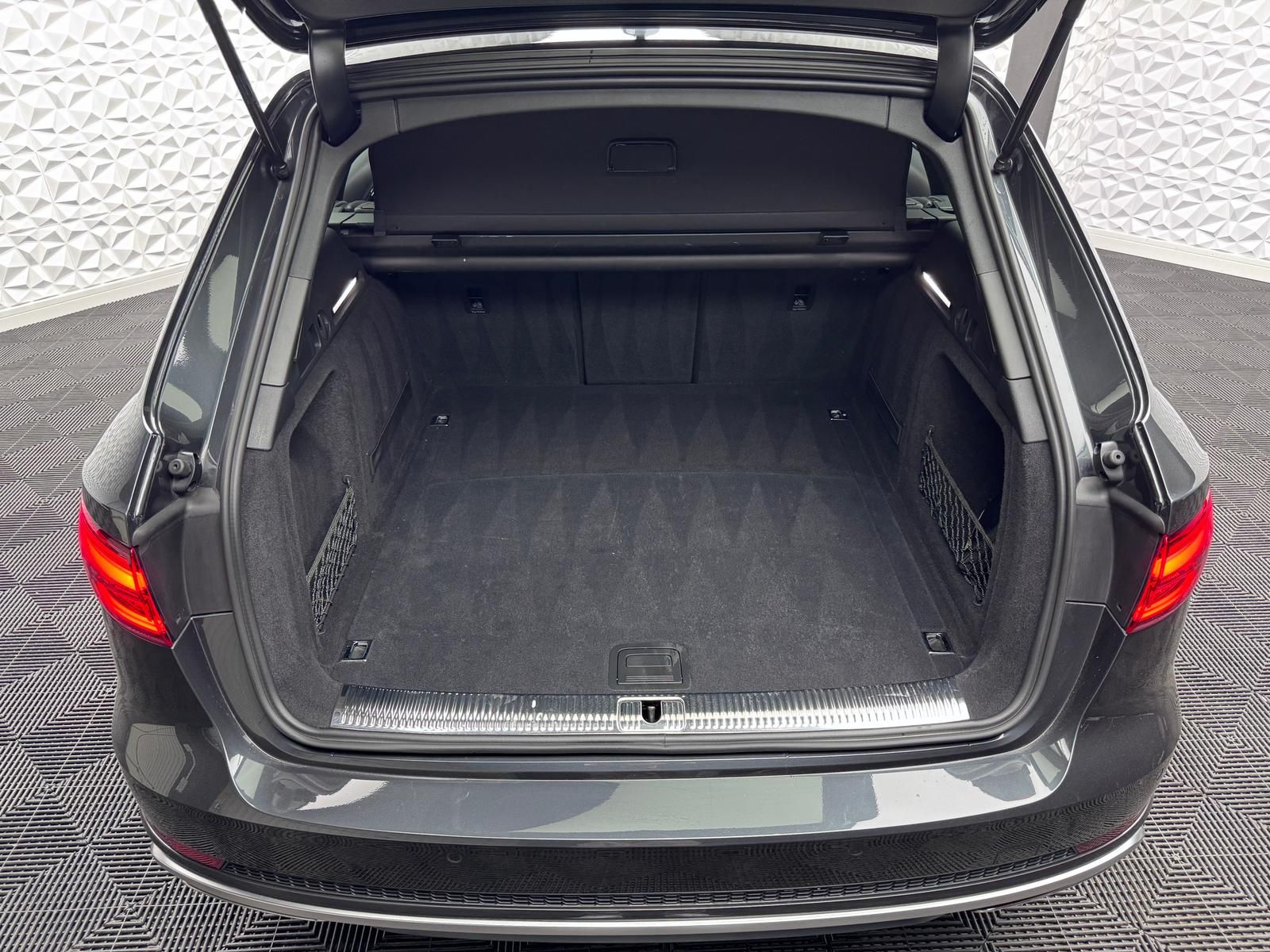 Fahrzeugabbildung Audi 40 TDI S-LINE MATRIX/ACC/KEYL/PANO/VIRTUAL/R-CAM