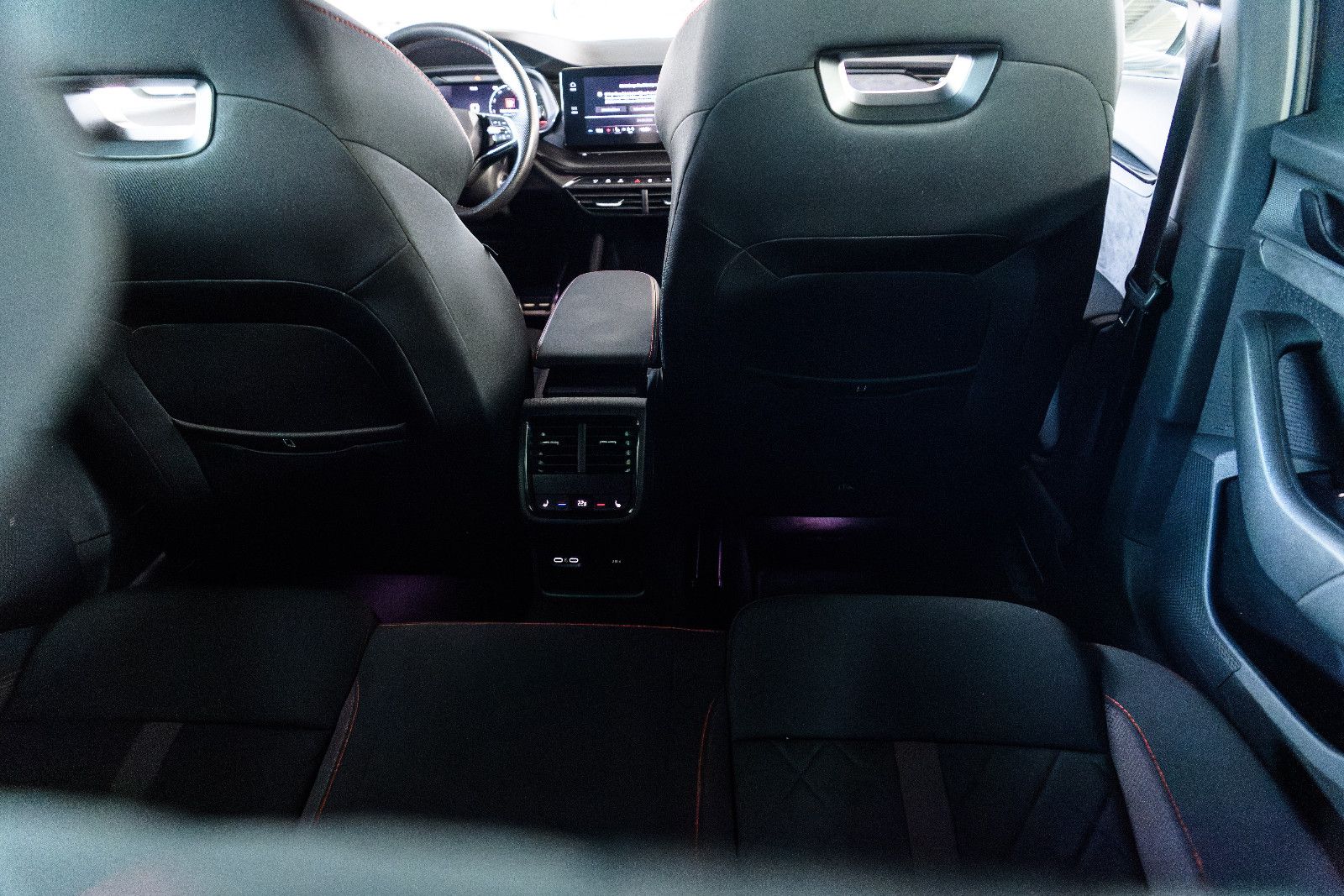 Fahrzeugabbildung SKODA Octavia 2.0 TSI DSG RS COMBI NAVI/ACC/AHK/SZH