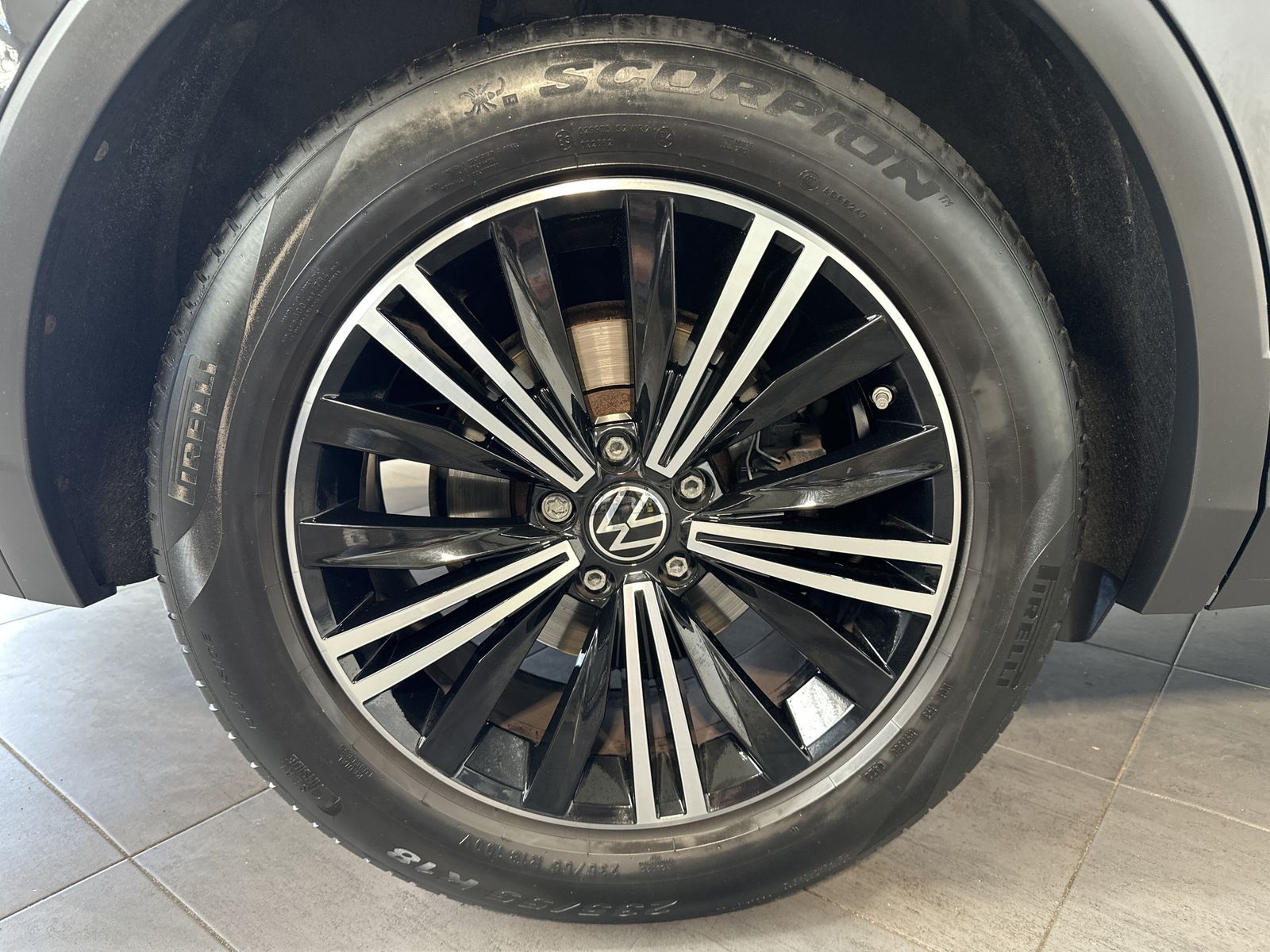 Fahrzeugabbildung Volkswagen Tiguan 2.0 TDI DSG Sport NAV+LED+PANO+ACC+KAM+VC