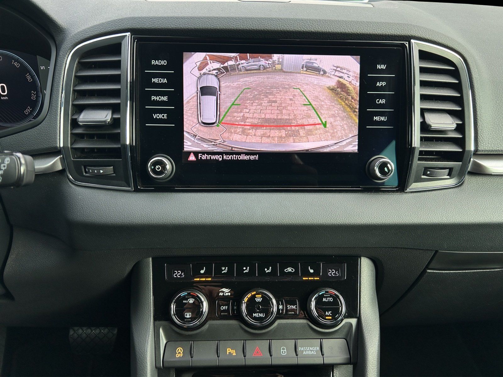 Fahrzeugabbildung SKODA Karoq Tour 2.0 TDI 4x4 DSG/LED/ACC/AHK/KAMERA