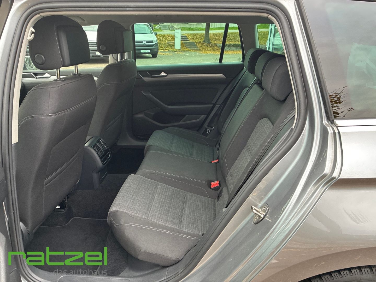 Fahrzeugabbildung Volkswagen Passat Variant 2.0 TDI DSG Business AHK-klappbar