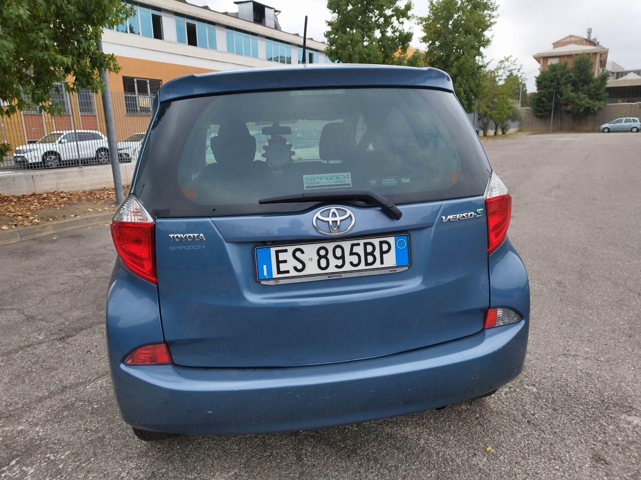 Toyota Verso-S 2013 — салон