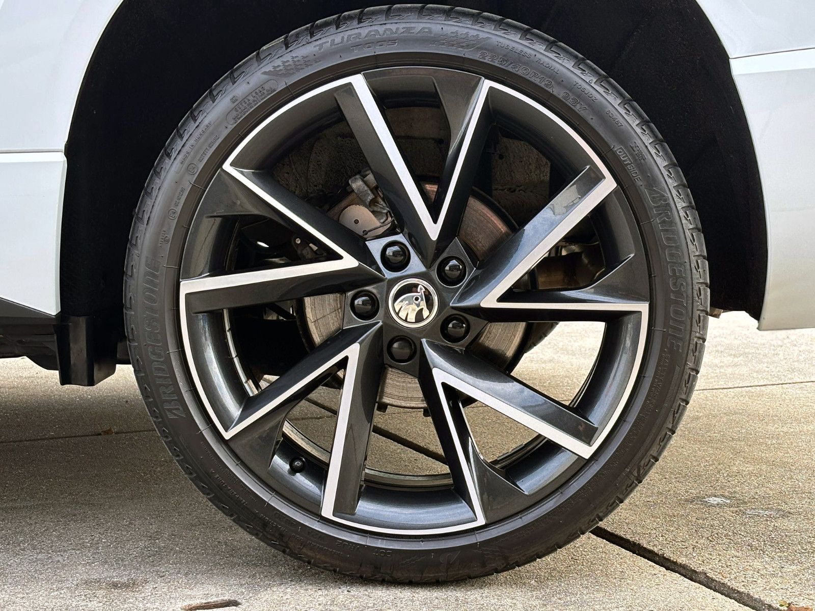 Fahrzeugabbildung SKODA Karoq 1.5TSI DSG SPORTLINE ACC 360° PANO AHK LED