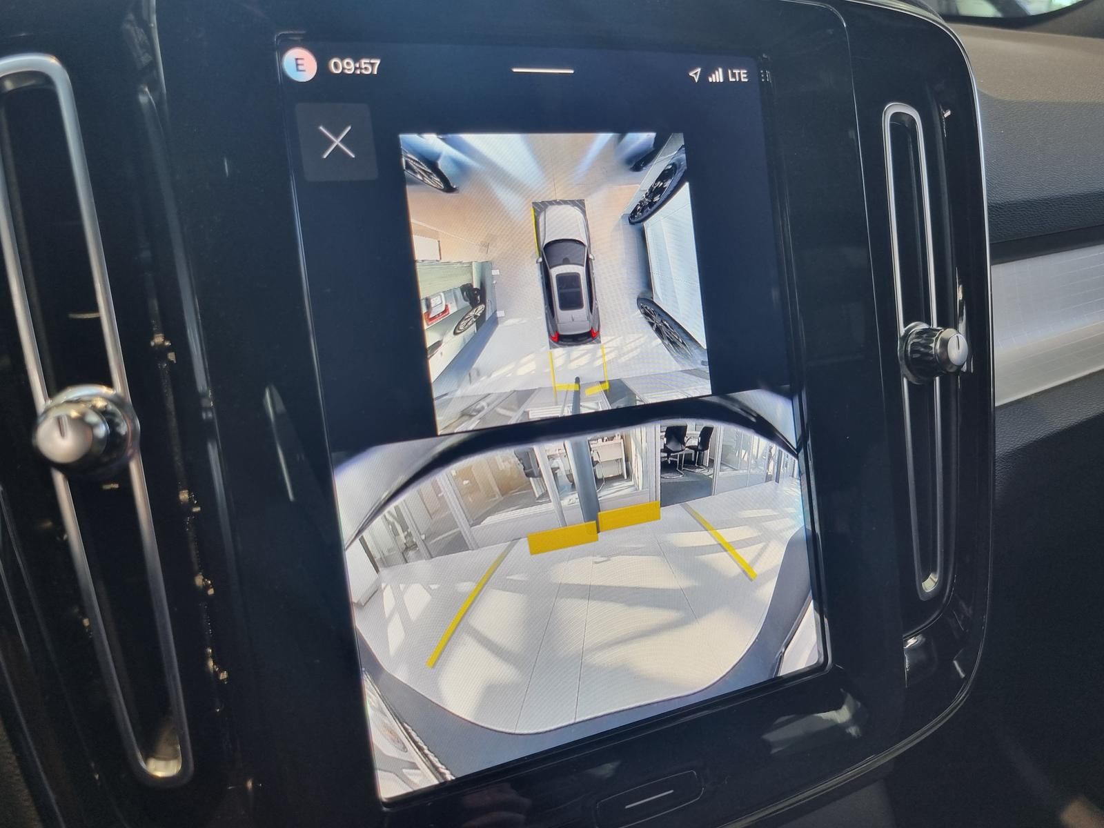 Fahrzeugabbildung Volvo XC40 B4 Plus Black Edition 'Panoramadach'