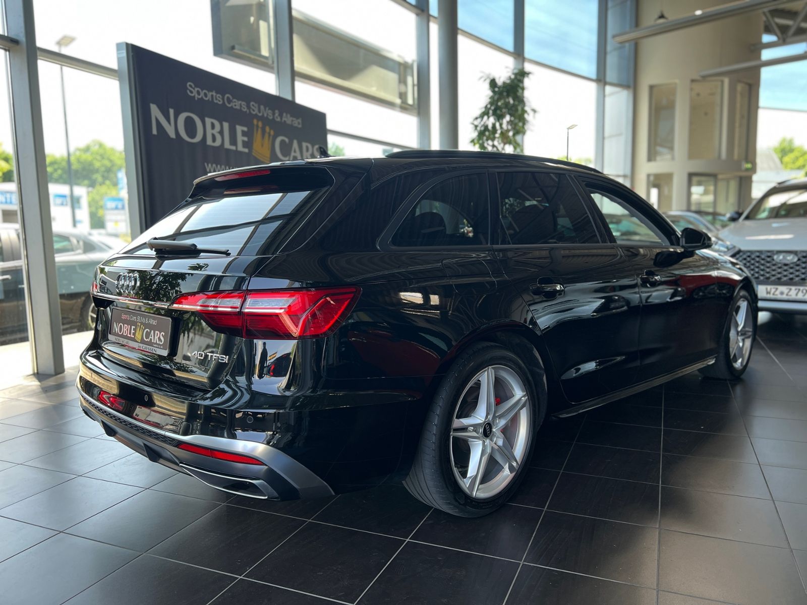 Fahrzeugabbildung Audi A4 Avant 40 TFSI S Line AHK SHZ NAVI KLIMA