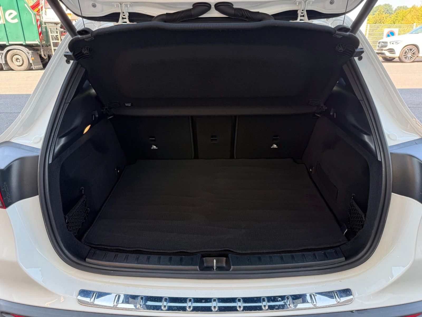 Fahrzeugabbildung Mercedes-Benz EQA 300 4M Progressive+Ambiente+RFK+19AMG+TotW