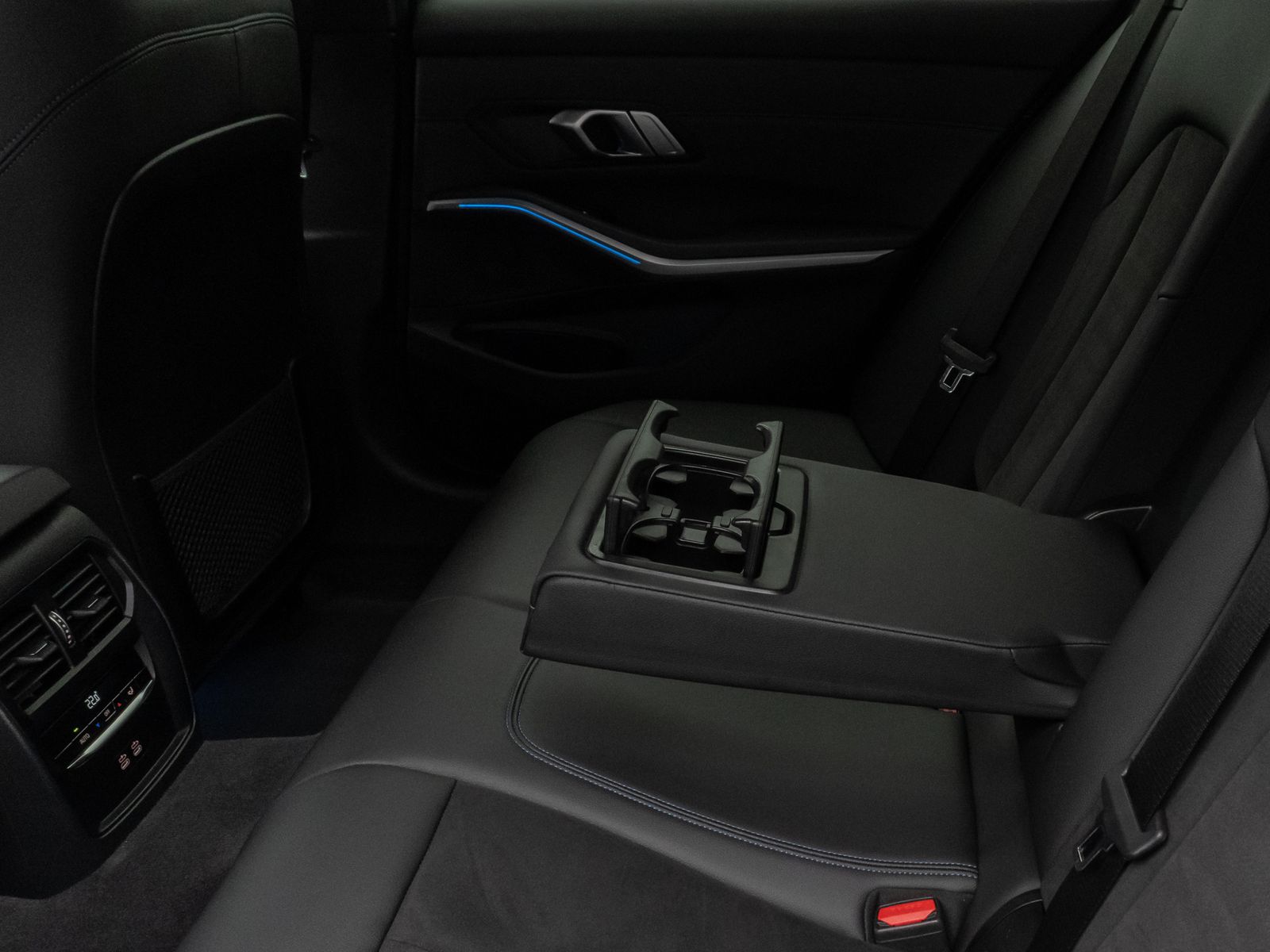 Fahrzeugabbildung BMW 330e  M Sport Laser Kamera HUD DAB HiFi Komfort