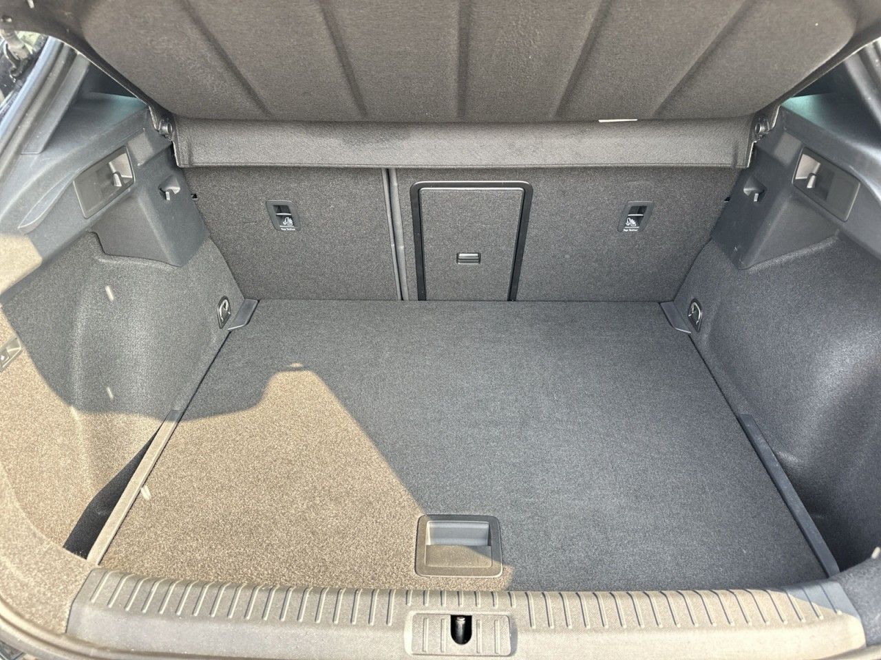 Fahrzeugabbildung CUPRA Formentor 2.0 TDI 150 PS 6-Gang *AHK* - mit KI generiert/bearbeitet