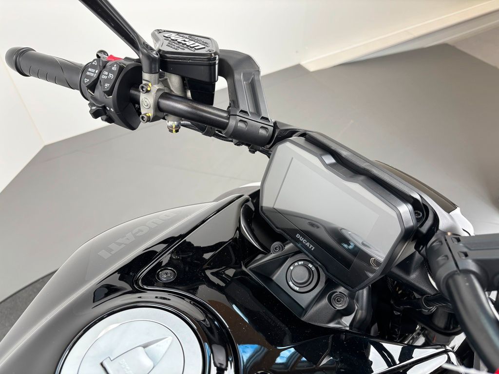 Fahrzeugabbildung Ducati DIAVEL V4 *SEITL. KENNZEICHENHALTER *NEUWERTIG