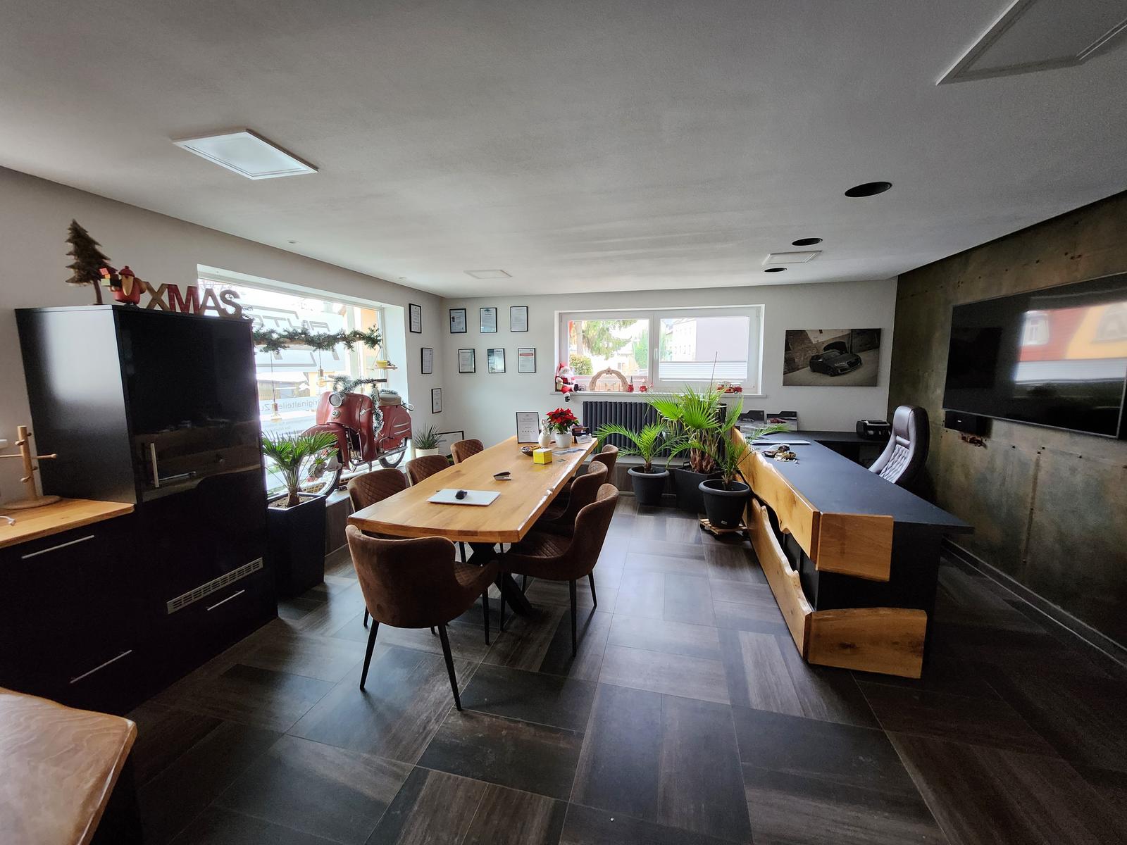 showroom-image-top