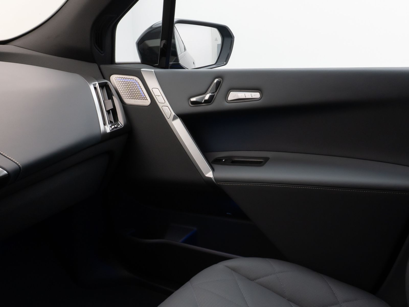 Fahrzeugabbildung BMW iX M60 Panorama 360°Laser B&W SoftCl Massage 22"
