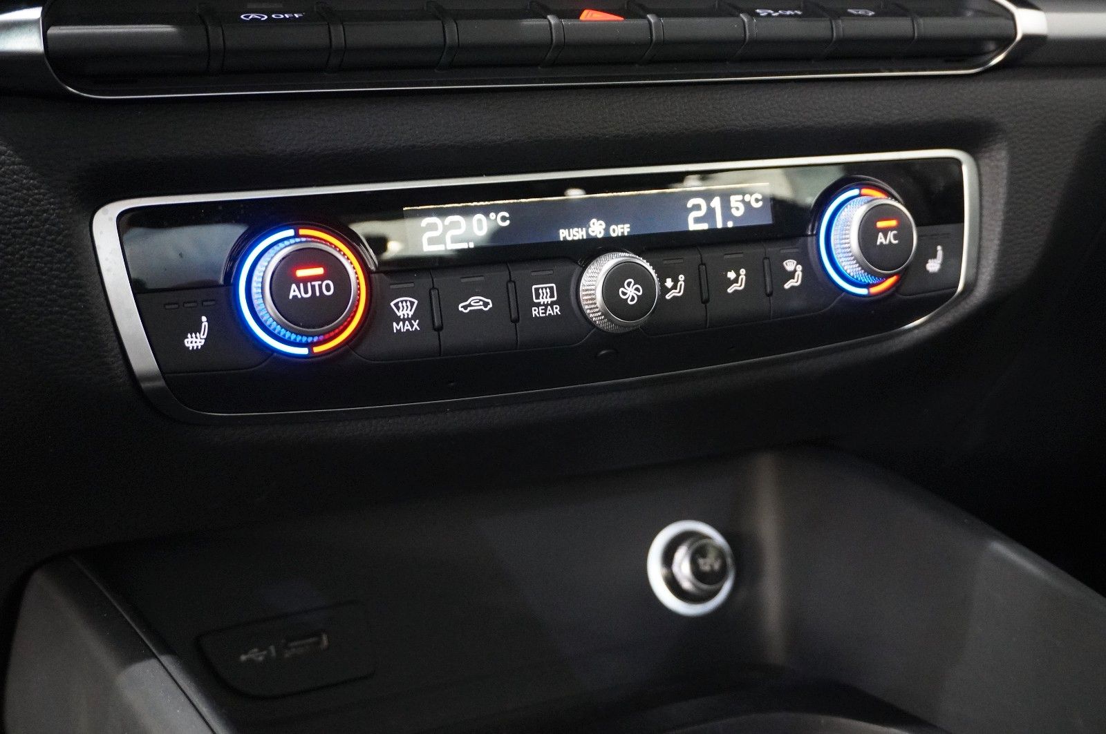 Fahrzeugabbildung Audi A3 Sportback 35 TFSI NAVI/BI-XENON/SHZ/ACC/PDC