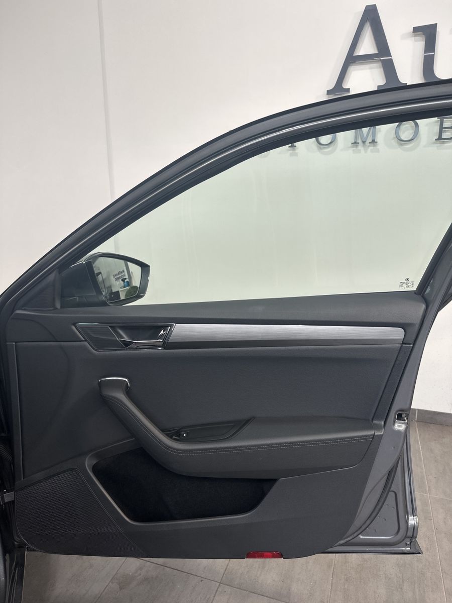 Fahrzeugabbildung SKODA Superb Combi 1.4 TSI iV Style DSG NAV+LED+ACC+VC