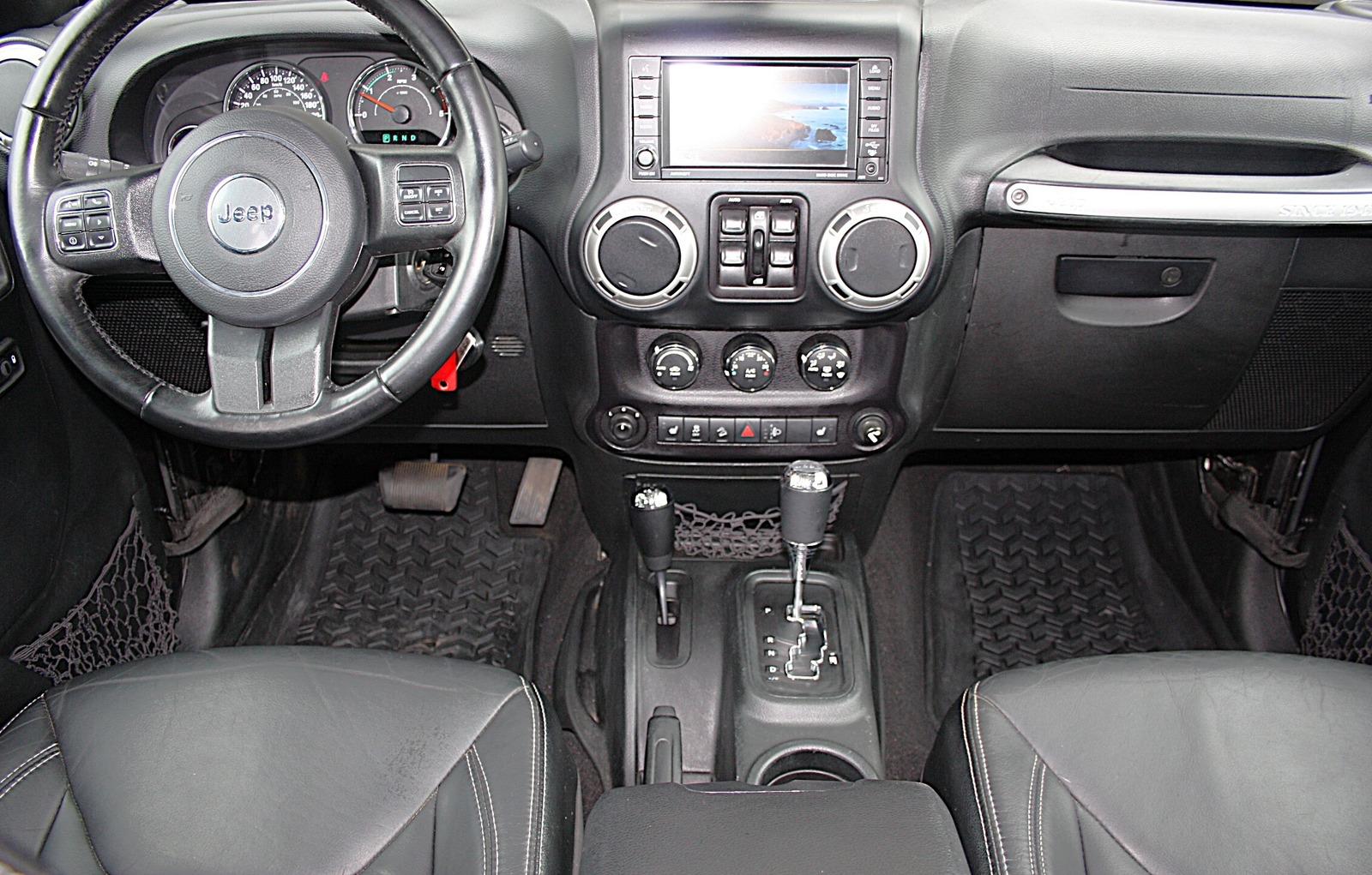 JEEP WRANGLER 2.8 SAHARA AUTO. GPS / CUIR / ATTELAGE / LED | 200 ch | 4X4 | ATTELAGE FIXE | PANORAMA | SELLERIE CUIR