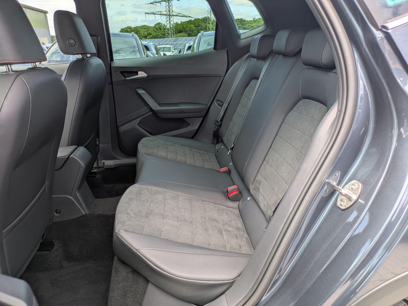Fahrzeugabbildung SEAT Arona 1.5 TSI FR DSG AHK*ACC*LED*APP*DAB*KAMERA