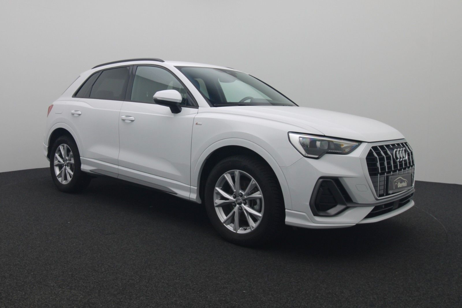 Fahrzeugabbildung Audi Q3 1.5 TFSI 35 S-Line AHK NAVI VIRTUAL