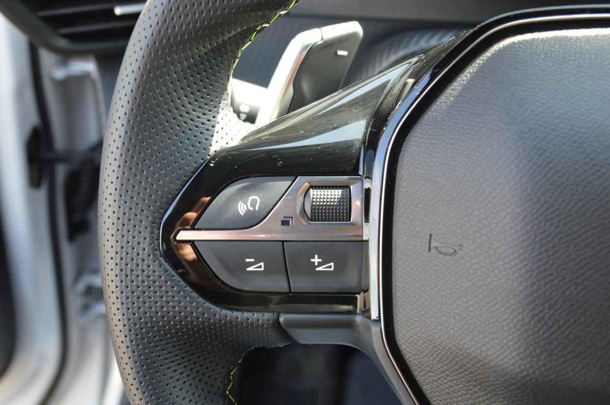 Fahrzeugabbildung Peugeot 2008   GT LED Shz Navi Alu