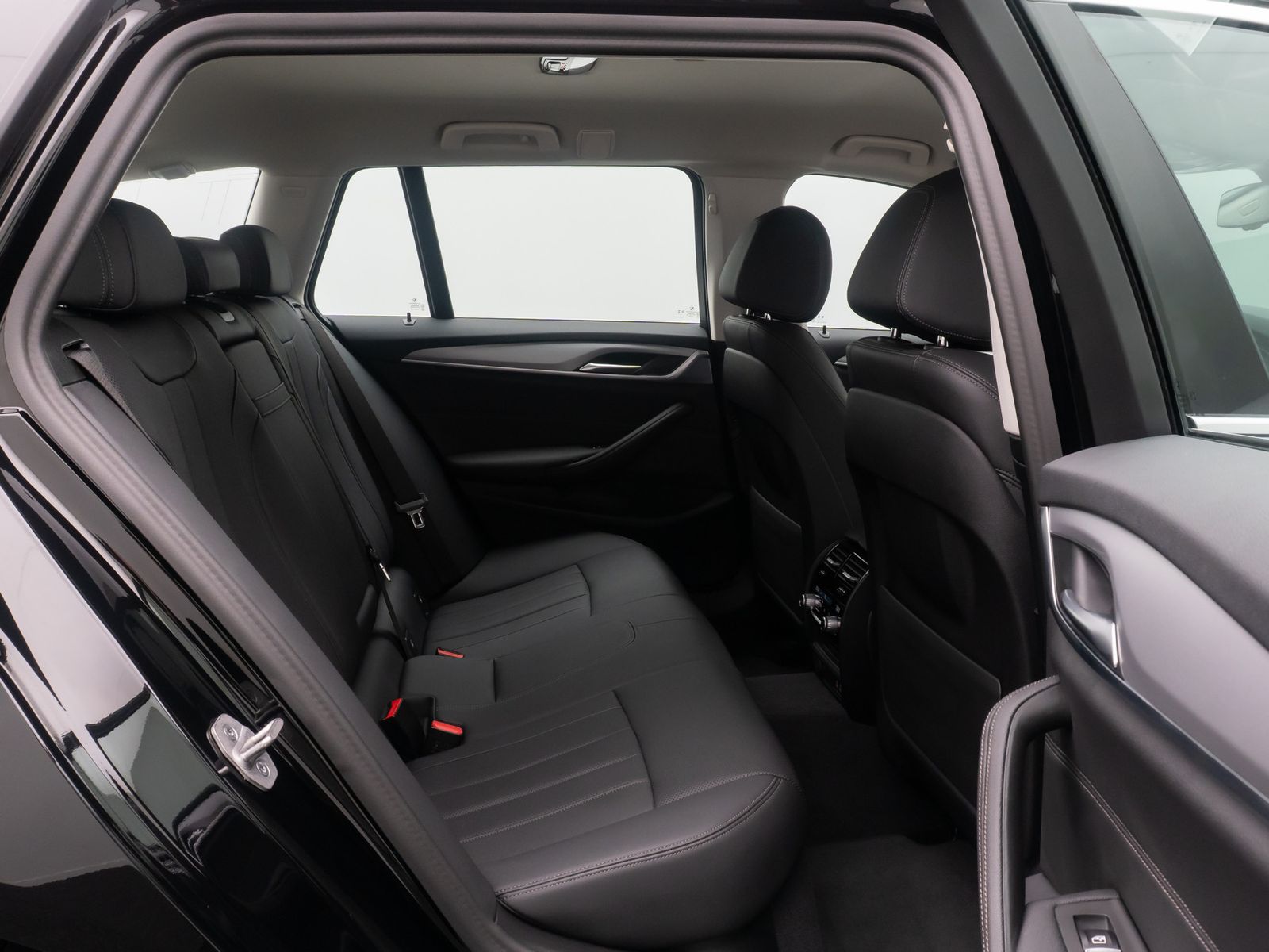 Fahrzeugabbildung BMW 530d Alarm FernlichtAss DAB Kamera 4xKlima WLAN