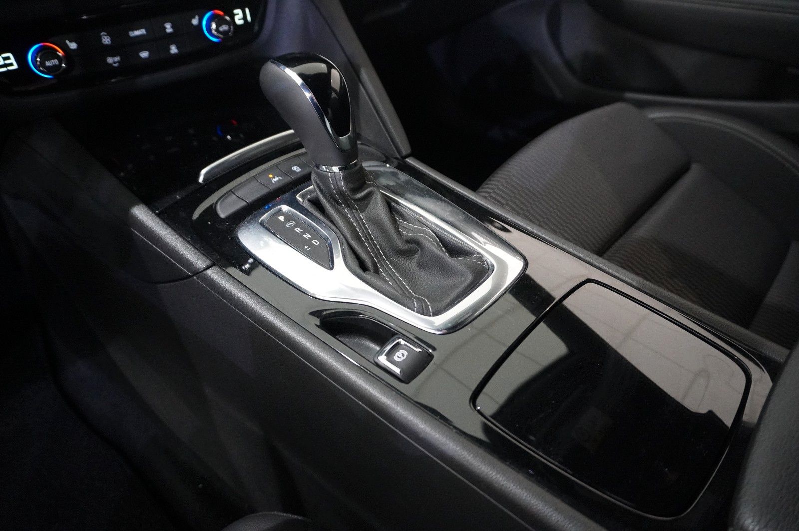 Fahrzeugabbildung Opel Insignia B ST 2.0D ELEGANCE NAVI/SH/KAMERA/SPORT