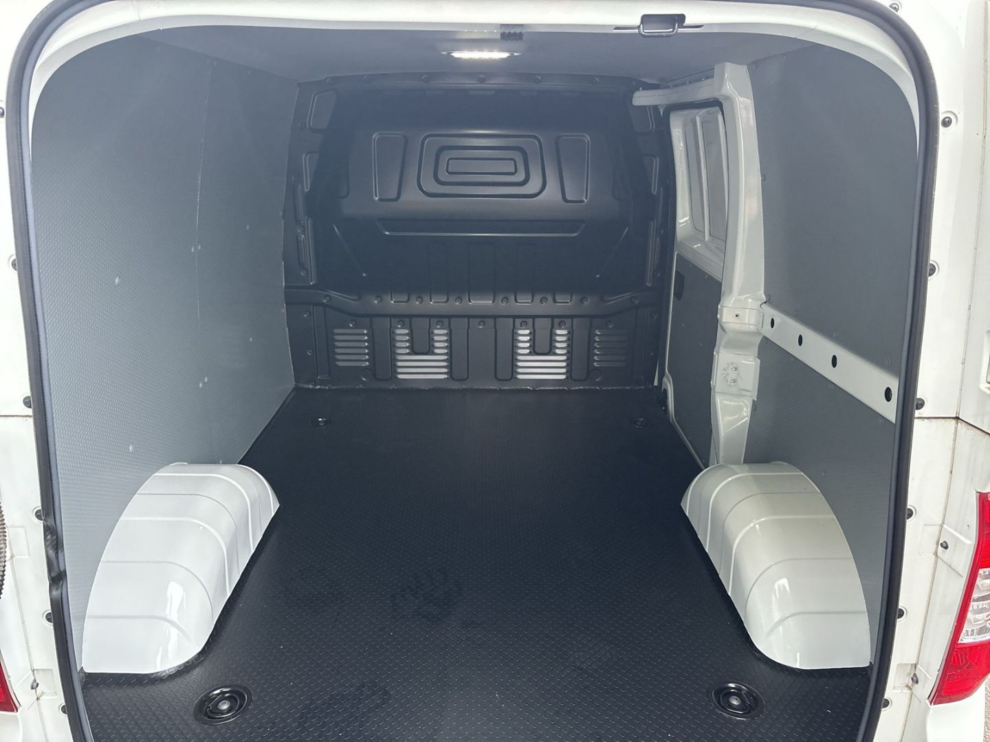 Fahrzeugabbildung Maxus eDeliver3 L1 50KWH LED Rückfahrkam. Temp Tel.