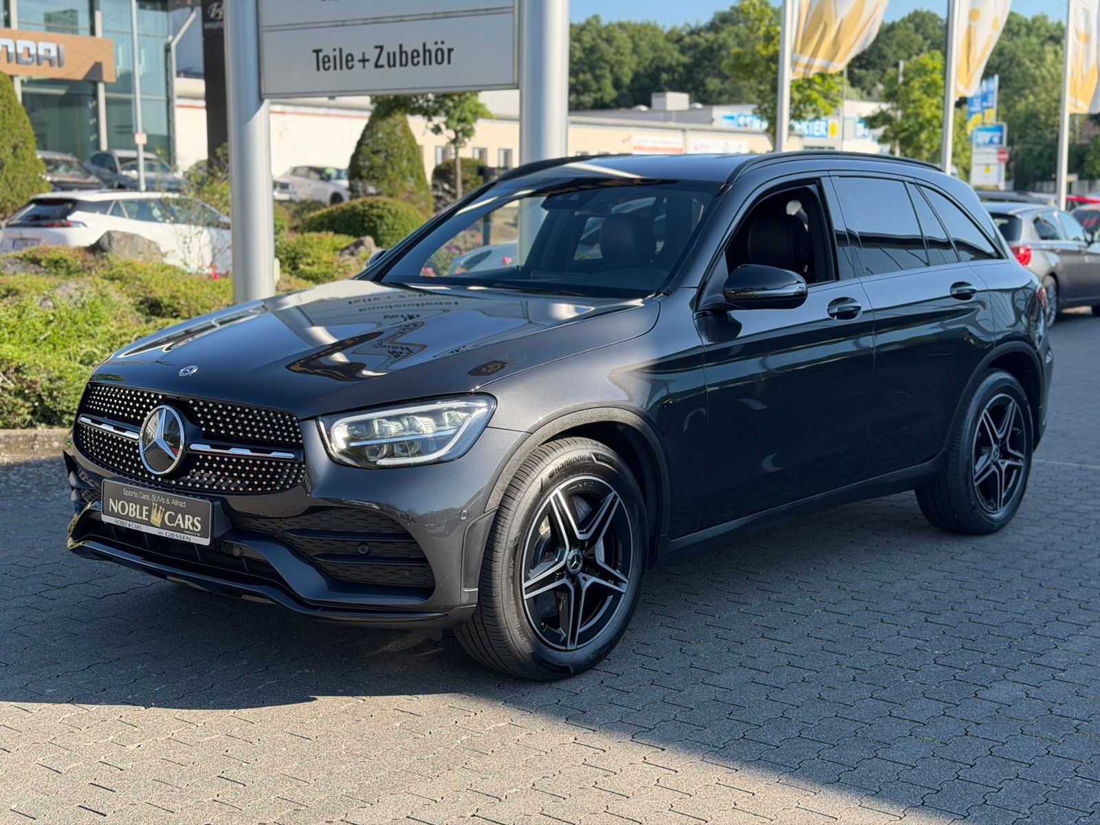 Fahrzeugabbildung Mercedes-Benz GLC 200 4Matic AMG Line AHK LED NAV SHZ 19"