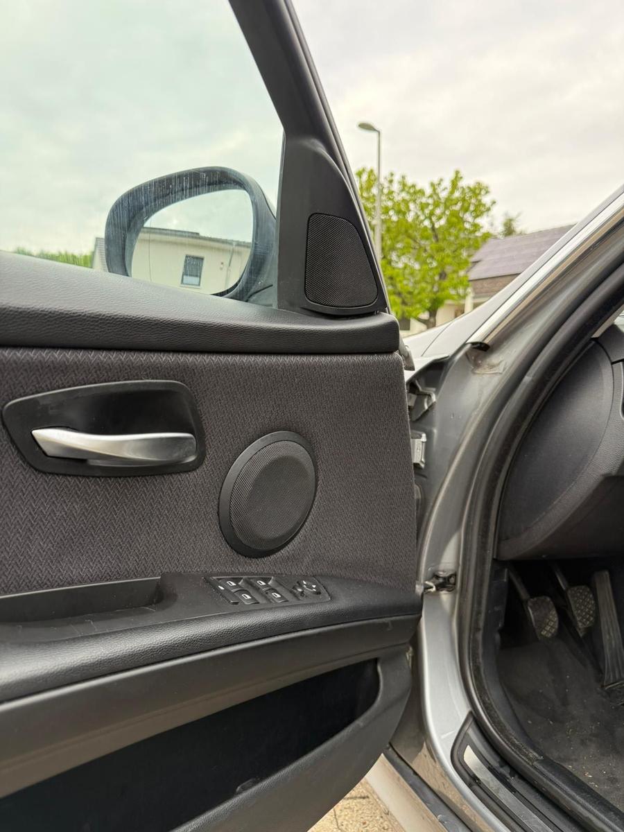 BMW 318 2009 — photo 14