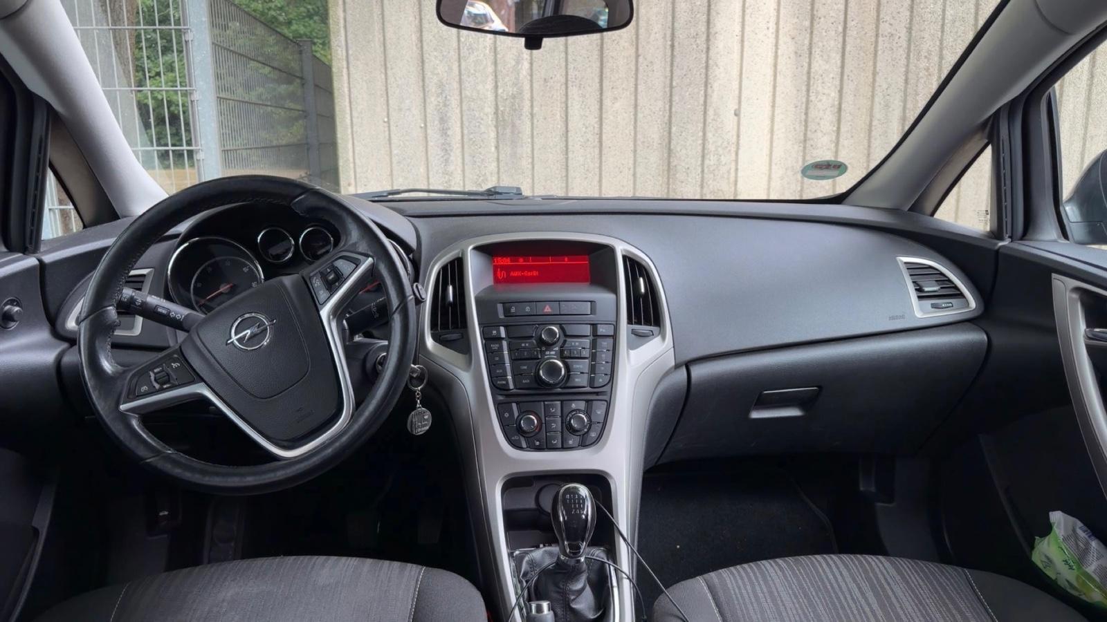Opel Astra 2011 — photo 7