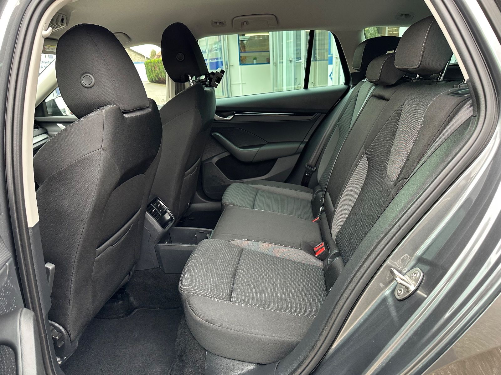 Fahrzeugabbildung SKODA Octavia Combi 2.0 TDI Selection DSG Navi/AHK/ACC