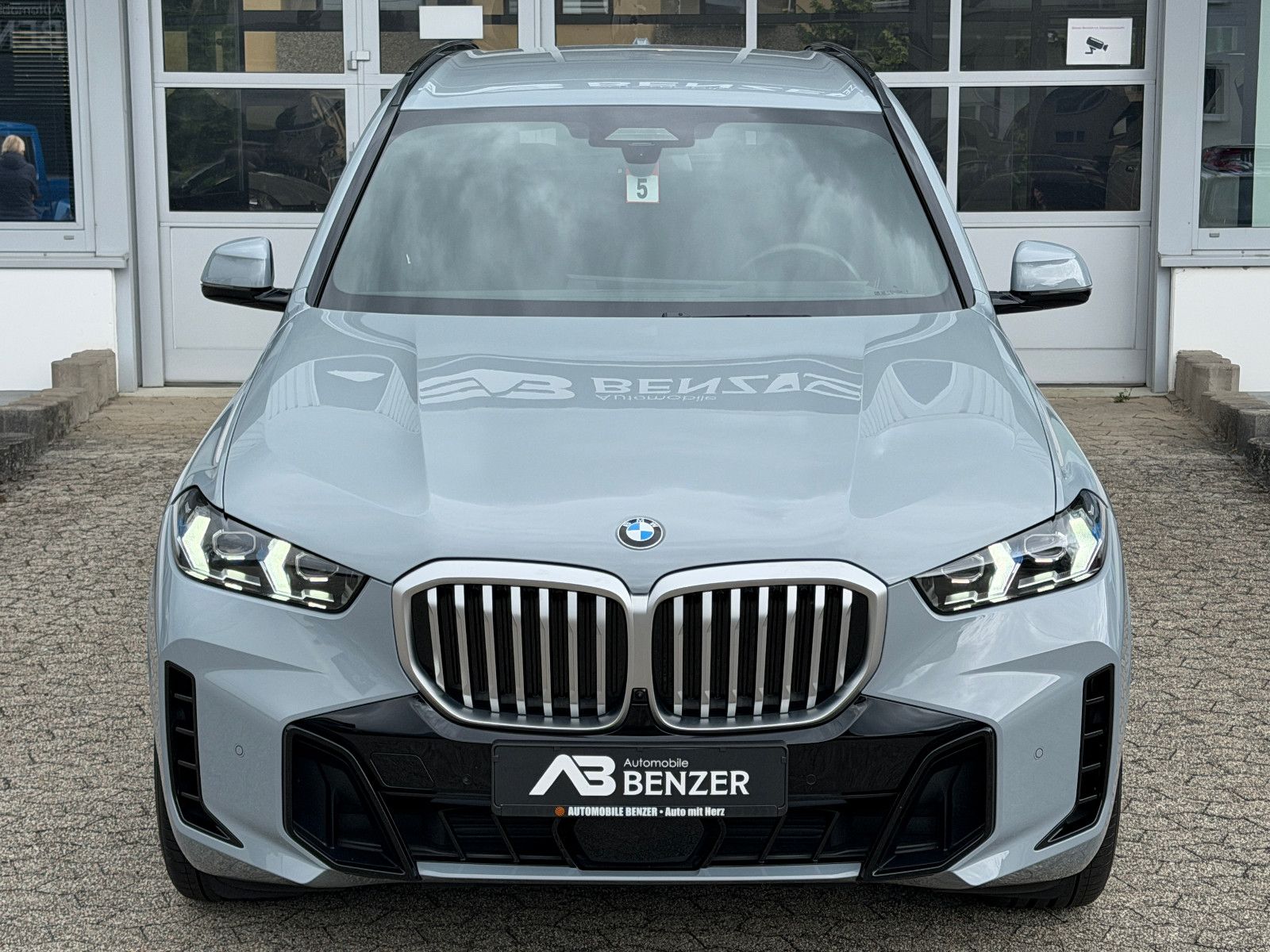 Fahrzeugabbildung BMW X5 30 d xDrive M Sport/HEAD-UP/360°/SOUND/AMBIEN