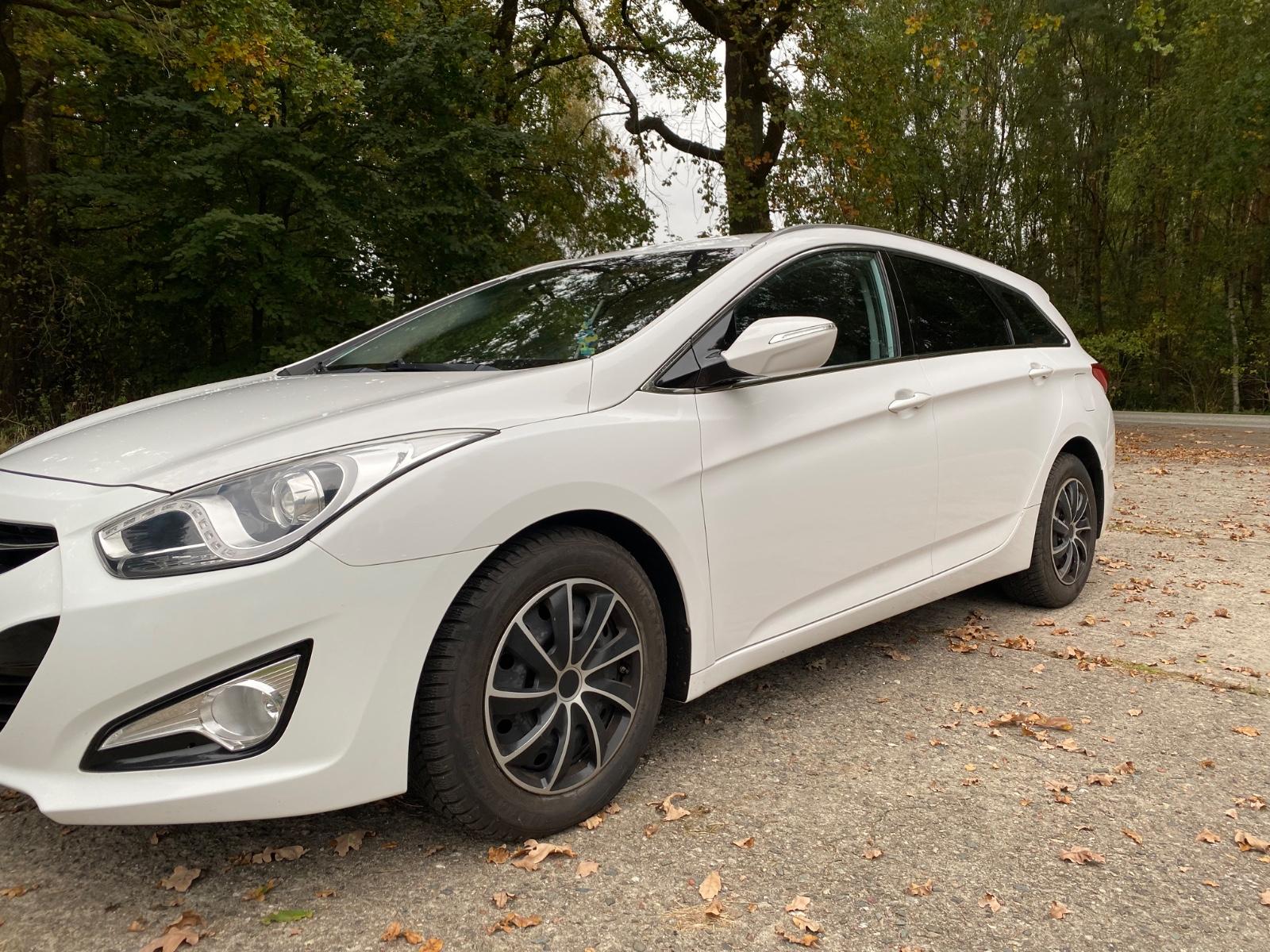 Hyundai i40 2012 — rear view
