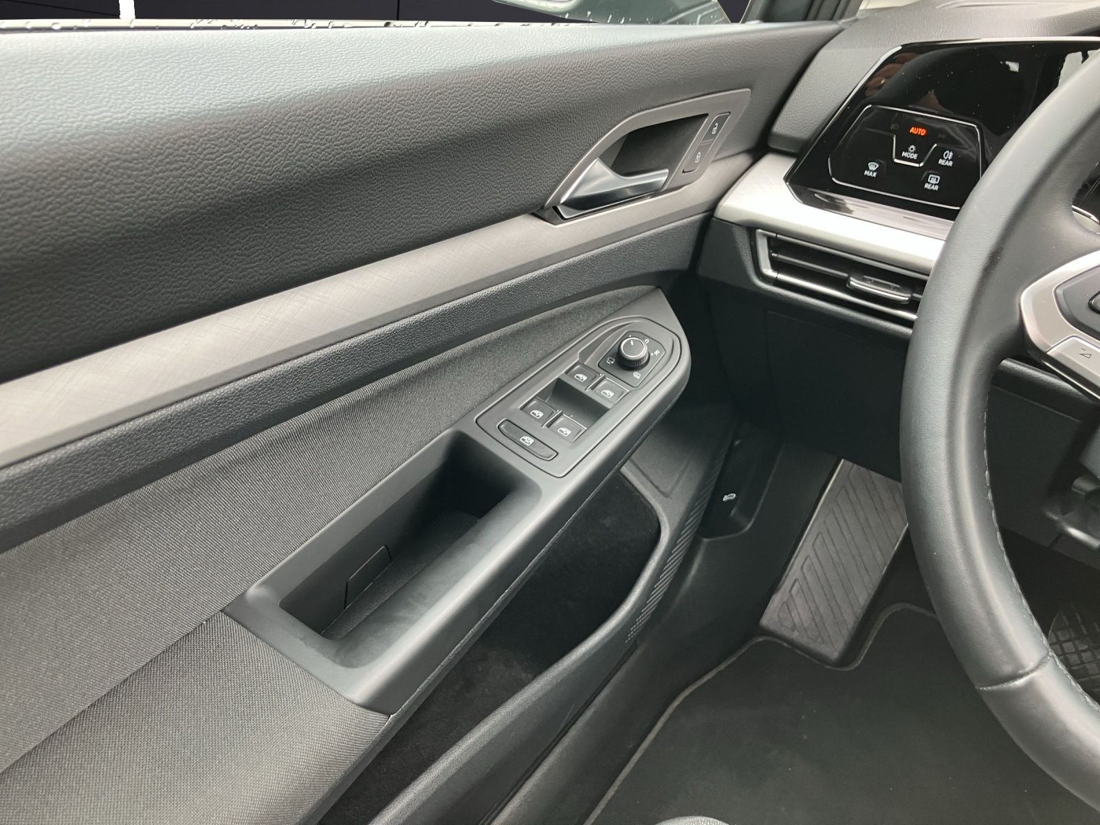 Fahrzeugabbildung Volkswagen Golf VIII Variant TDI Life DSG LED Navi AID ACC