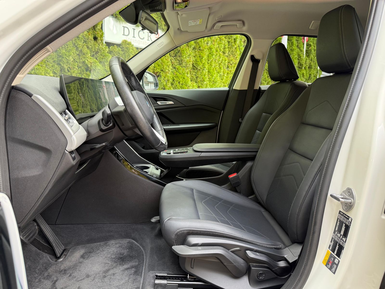 Fahrzeugabbildung BMW iX1 30 xDrive 64 kWh SHADOW+LIFE+SHZ+KAM+LEDER+M