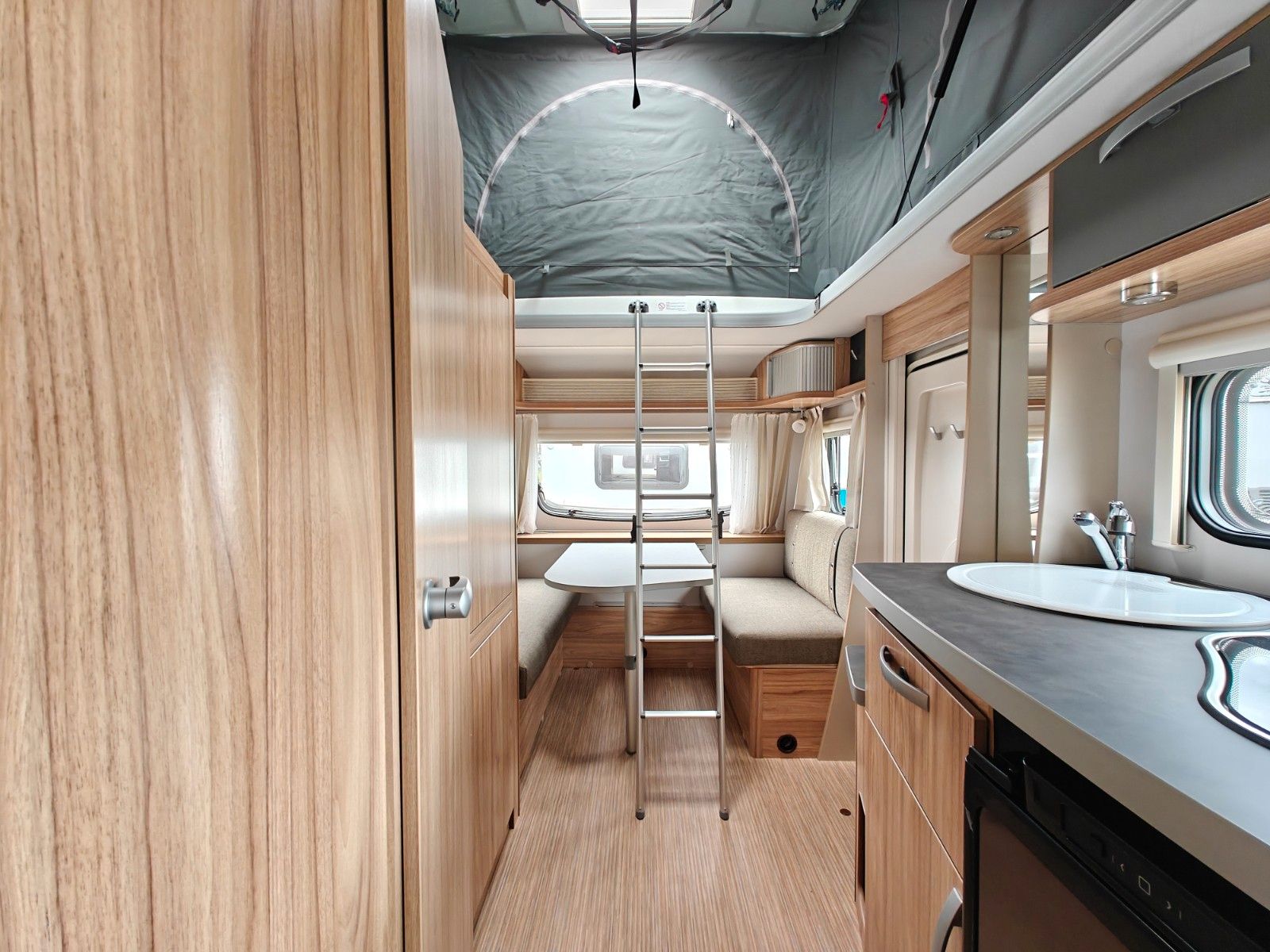 Fahrzeugabbildung HYMER / ERIBA / HYMERCAR Feeling 425 Schlafdach - JETZT 6.464€ SPAREN !!!