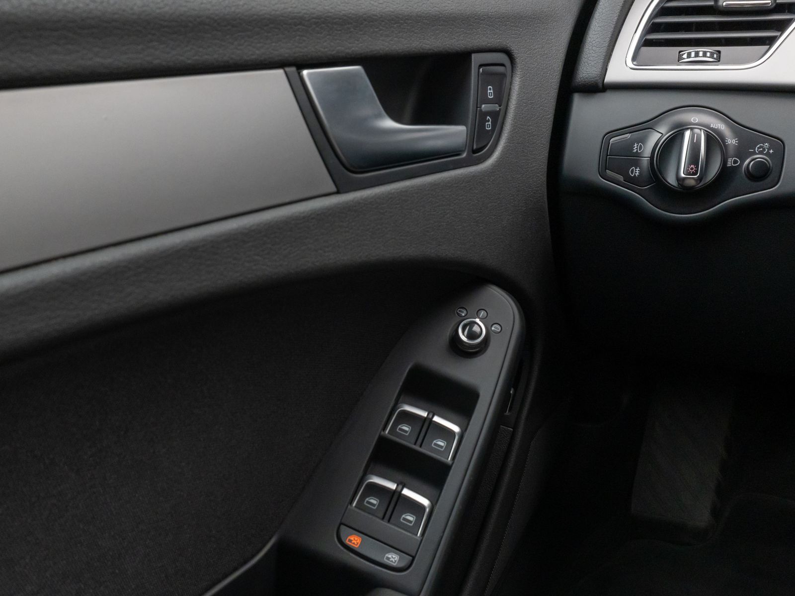 Fahrzeugabbildung Audi A4 Lim. Attraction Navigation Sitzhzg PDC AHK