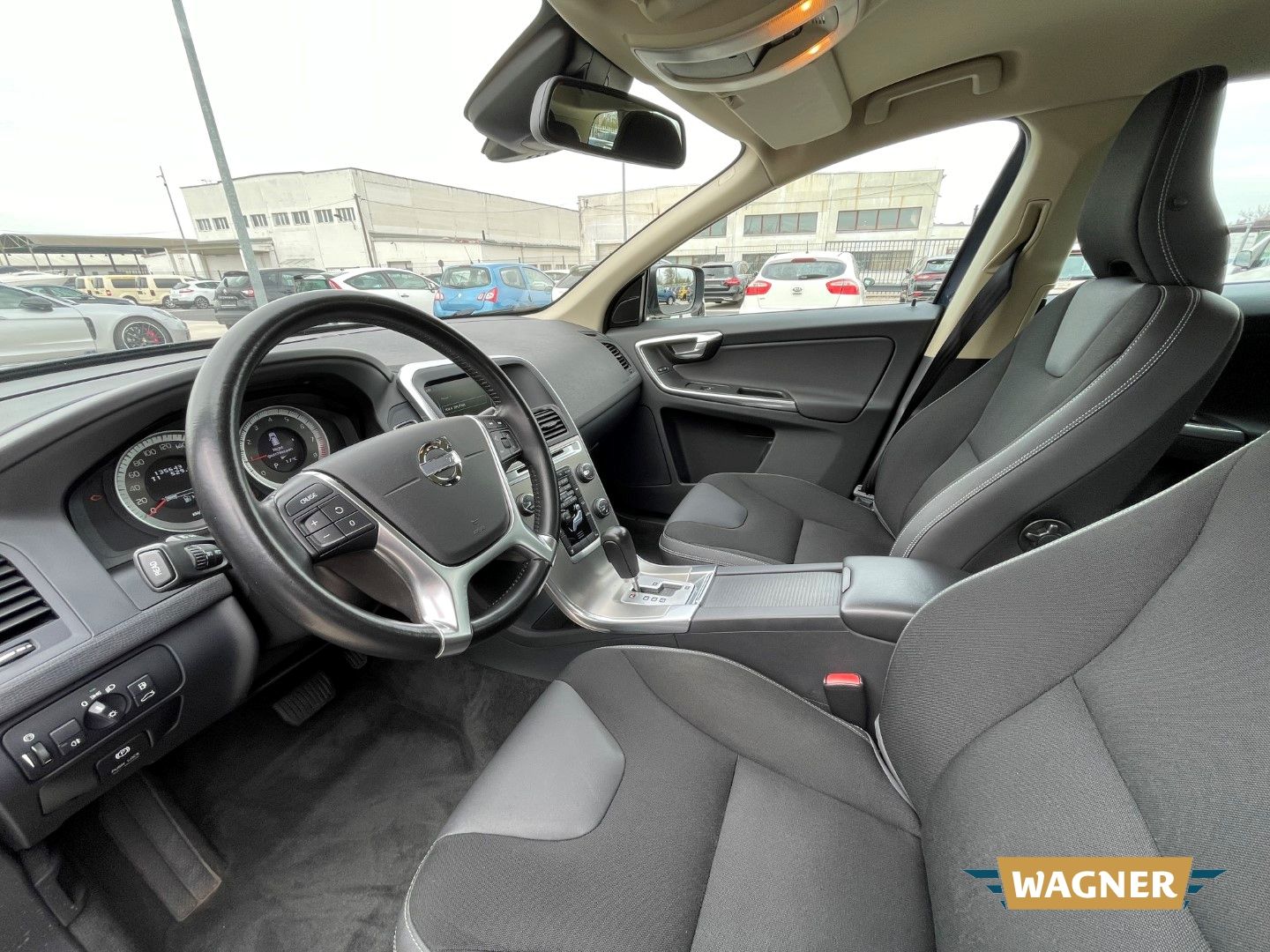 Fahrzeugabbildung Volvo XC60 Momentum 2WD T5 Automatik Sitzheizung