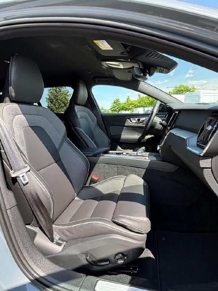 Fahrzeugabbildung Volvo V60 Kombi Plus Dark  LED DAB WiPa Harman Kardon