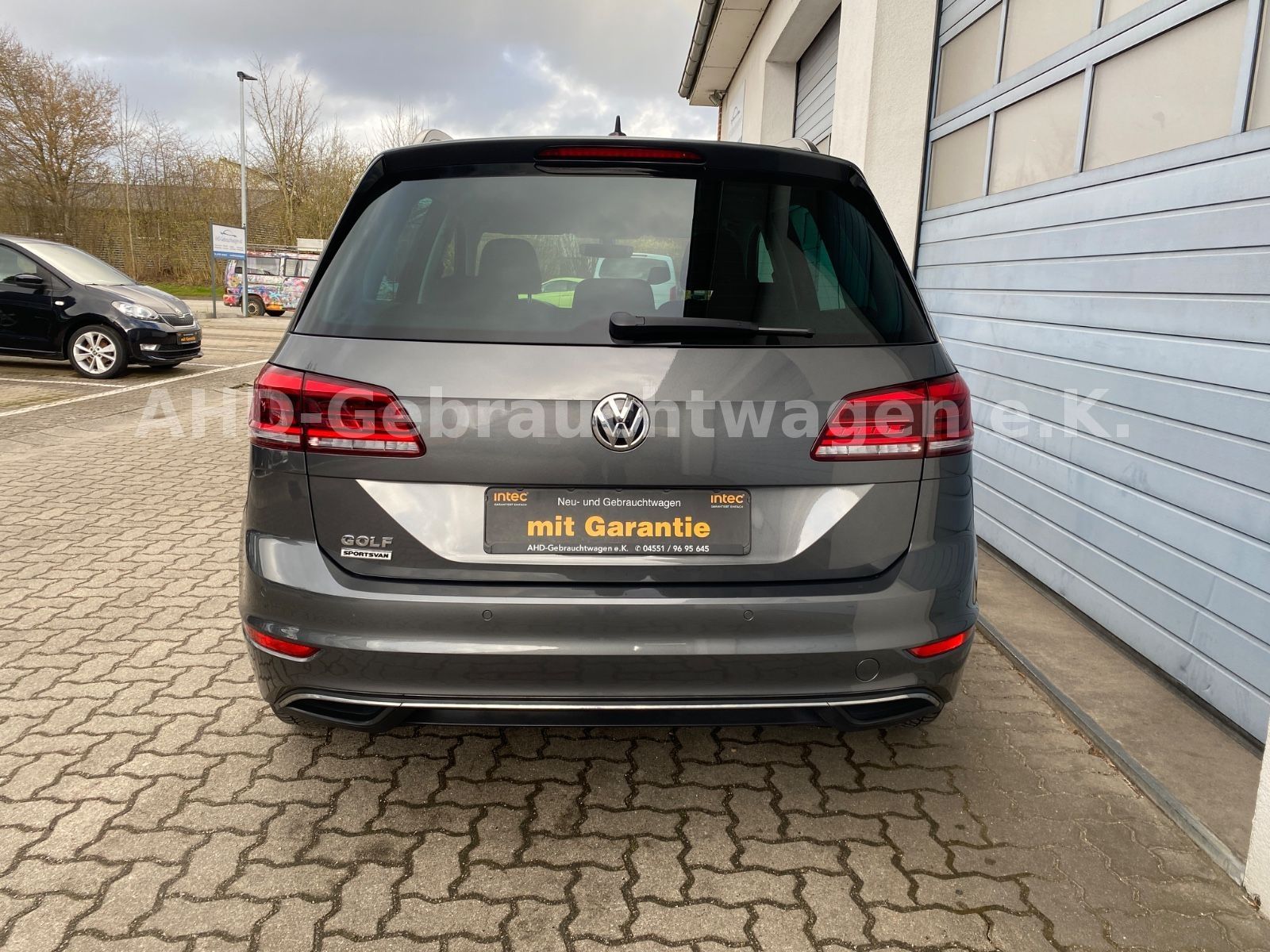 Fahrzeugabbildung Volkswagen Golf Sportsvan VII 1.5 TSI LED Navi PDC Kamera