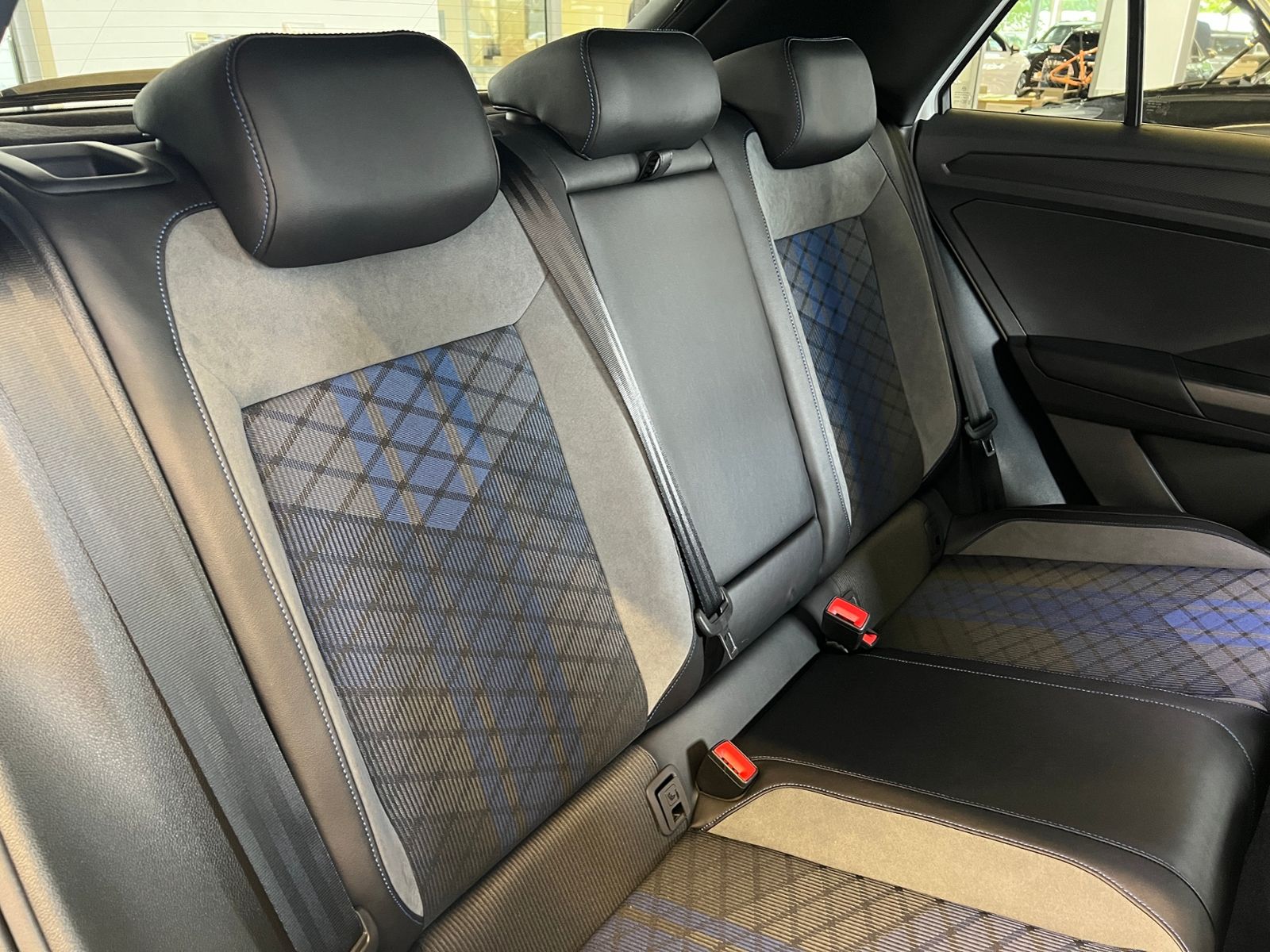 Fahrzeugabbildung Volkswagen T-Roc R 2.0 TSI DSG 4Motion*R-Performance, Black