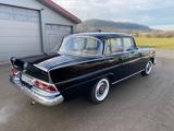 Mercedes-Benz 220 - Mercedes-Benz 220 mit Benzin-Antrieb: Automatik