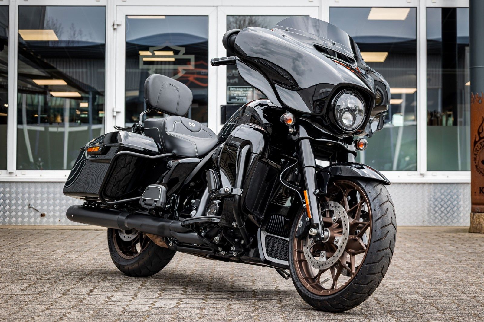 Fahrzeugabbildung Harley-Davidson FLHXST STREET GLIDE ST 117 - Kesstech -