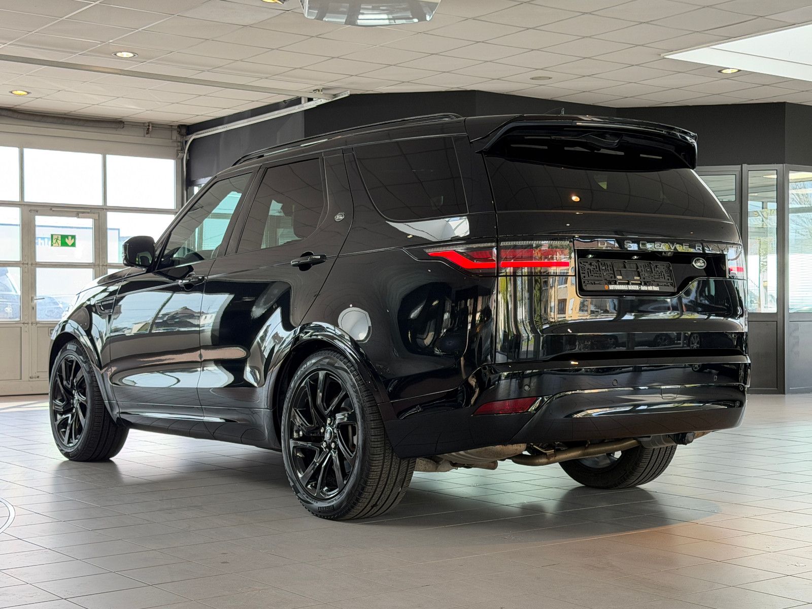 Fahrzeugabbildung Land Rover Discovery 5 R-Dynamic SE AWD/7-SITZER/360''KAM
