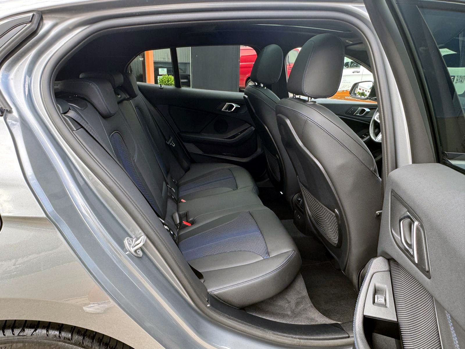 Fahrzeugabbildung BMW 118i M-Sport Steptr. NAV PDC KAM PANO TEMP HIFI